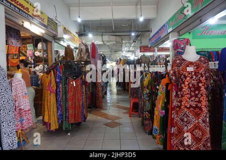 Solo, Indonesien - 16.. Juli 2022. Im Inneren des Pusat Grosir Solo Market. Einer von vielen Batik-Märkten in der Stadt. Bekannt für seine billig und erschwinglich. Stockfoto