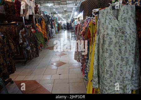 Solo, Indonesien - 16.. Juli 2022. Im Inneren des Pusat Grosir Solo Market. Einer von vielen Batik-Märkten in der Stadt. Bekannt für seine billig und erschwinglich. Stockfoto