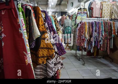 Solo, Indonesien - 16.. Juli 2022. Im Inneren des Pusat Grosir Solo Market. Einer von vielen Batik-Märkten in der Stadt. Bekannt für seine billig und erschwinglich. Stockfoto