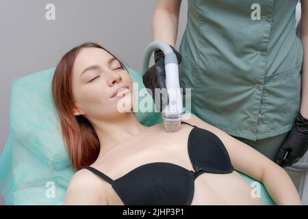 Wunderschöne Frau in Beauty-Klinik erhält eine nicht-chirurgische Gesichtslift. SMAS Ultraschall-Auftrieb. Facelift. Verjüngungsverfahren. Spa-Behandlung. Hardware-Kosmetologie. Stockfoto