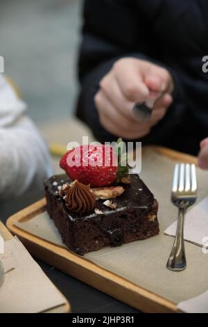 Schokoladenkuchen auf dem Tisch Stockfoto