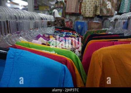 Solo, Indonesien - 16.. Juli 2022.Hängen Sie das Batik-Shirt auf dem Solo Market von Pusat Grosir. Einer von vielen Batik-Märkten in der Stadt. Stockfoto