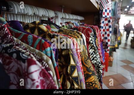 Solo, Indonesien - 16.. Juli 2022.Hängen Sie das Batik-Shirt auf dem Solo Market von Pusat Grosir. Einer von vielen Batik-Märkten in der Stadt. Stockfoto