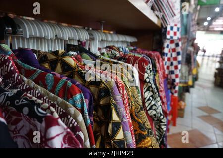 Solo, Indonesien - 16.. Juli 2022.Hängen Sie das Batik-Shirt auf dem Solo Market von Pusat Grosir. Einer von vielen Batik-Märkten in der Stadt. Stockfoto