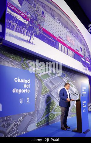 Begoña Villacís. Madrid, 19. Juli 2022, Präsentation der neuen Sportstadt Atletico de Madrid im Stadion, das seinen Namen in Civitas Metropolitano ändert, mit Anwesenheit von Enrique Cerezo und Miguel Ángel Gil Marín, dem Bürgermeister von Madrid, José Luis Martínez-Almeida, und dem stellvertretenden Bürgermeister, Begoña Villacís. Madrid 19. Juli 2022 Presentacion de la nueva Ciudad del Deporte del Atletico de Madrid en el Estadio que cambia de nombre a Civitas Metropolitano, con la presencia de Enrique Cerezo y Miguel Ángel Gil Marín, el alcalde de Madrid, José Luis Martínez-Almeida y la vicealcaldesa Begoña Villací Stockfoto