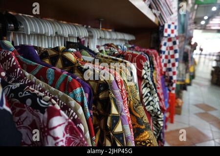 Solo, Indonesien - 16.. Juli 2022.Hängen Sie das Batik-Shirt auf dem Solo Market von Pusat Grosir. Einer von vielen Batik-Märkten in der Stadt. Stockfoto