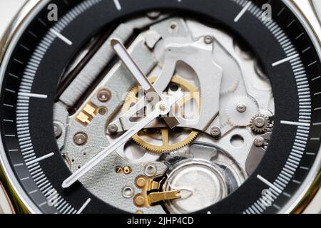 Schweizer Quarzskelett Armbanduhr, Black Deal und Hände. Makrofoto Stockfoto