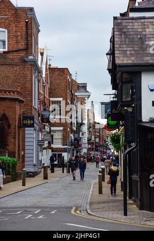 Chester, Großbritannien: 3. Jul 2022: Gesamtansicht des Abschnitts der Watergate Street, der innerhalb der Ringstraße von Chester liegt Stockfoto