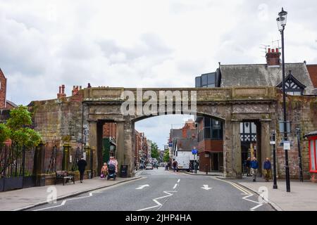 Chester, Großbritannien: 3. Jul 2022: Das Northgate führt den Fußweg entlang der römischen Stadtmauer von Chester. Es ist Grade 1 gelistet und wurde 1810 gebaut, um zu rep Stockfoto