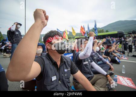 Geoje, Gyeongnam, Südkorea. 20.. Juli 2022. 20. Juli 2022-Geoje, Südkorea-über zehntausend koreanische Gewerkschaftsmitglieder der Metallarbeitergewerkschaft nehmen mit einem lauten Slogan an der Veranstaltung gegen die südkoreanische Regierung Teil, die vor der Werft Daewoo Shipbuilding Marine Engineering Okpo in Geoje, Südkorea, arbeitet. Streikende Subauftragsarbeiter bei Daewoo Shipbuilding & Marine Engineering Co. (DSME) haben die Unterschiede in den Lohnverhandlungen mit dem Management verringert, was die Möglichkeit eines Abkommens zur Beendigung des wochenlangen Streiks erhöht, sagten Quellen am Mittwoch. (Bild: © Ryu Seung-Il/ZUMA Press Wire) Stockfoto