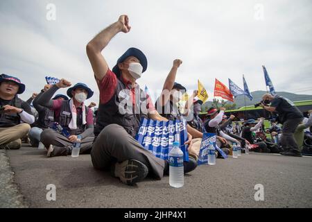 Geoje, Gyeongnam, Südkorea. 20.. Juli 2022. 20. Juli 2022-Geoje, Südkorea-über zehntausend koreanische Gewerkschaftsmitglieder der Metallarbeitergewerkschaft nehmen mit einem lauten Slogan an der Veranstaltung gegen die südkoreanische Regierung Teil, die vor der Werft Daewoo Shipbuilding Marine Engineering Okpo in Geoje, Südkorea, arbeitet. Streikende Subauftragsarbeiter bei Daewoo Shipbuilding & Marine Engineering Co. (DSME) haben die Unterschiede in den Lohnverhandlungen mit dem Management verringert, was die Möglichkeit eines Abkommens zur Beendigung des wochenlangen Streiks erhöht, sagten Quellen am Mittwoch. (Bild: © Ryu Seung-Il/ZUMA Press Wire) Stockfoto