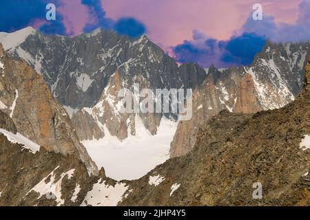 Blick auf den Gletscher der Helbronner pointe im Massiv des Mont Blanc bei Sonnenuntergang in Europa Stockfoto