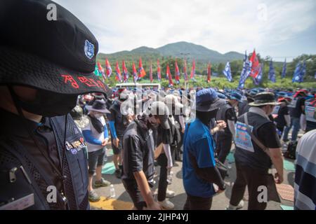 Geoje, Gyeongnam, Südkorea. 20.. Juli 2022. 20. Juli 2022-Geoje, Südkorea-über zehntausend koreanische Gewerkschaftsmitglieder der Metallarbeitergewerkschaft nehmen mit einem lauten Slogan an der Veranstaltung gegen die südkoreanische Regierung Teil, die vor der Werft Daewoo Shipbuilding Marine Engineering Okpo in Geoje, Südkorea, arbeitet. Streikende Subauftragsarbeiter bei Daewoo Shipbuilding & Marine Engineering Co. (DSME) haben die Unterschiede in den Lohnverhandlungen mit dem Management verringert, was die Möglichkeit eines Abkommens zur Beendigung des wochenlangen Streiks erhöht, sagten Quellen am Mittwoch. (Bild: © Ryu Seung-Il/ZUMA Press Wire) Stockfoto