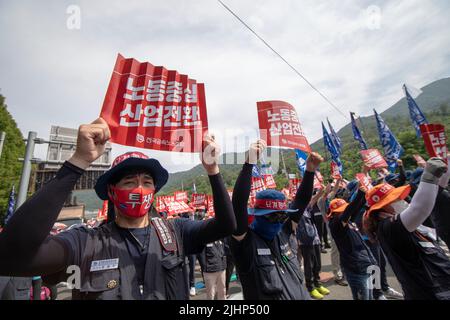 Geoje, Gyeongnam, Südkorea. 20.. Juli 2022. 20. Juli 2022-Geoje, Südkorea-über zehntausend koreanische Gewerkschaftsmitglieder der Metallarbeitergewerkschaft nehmen mit einem lauten Slogan an der Veranstaltung gegen die südkoreanische Regierung Teil, die vor der Werft Daewoo Shipbuilding Marine Engineering Okpo in Geoje, Südkorea, arbeitet. Streikende Subauftragsarbeiter bei Daewoo Shipbuilding & Marine Engineering Co. (DSME) haben die Unterschiede in den Lohnverhandlungen mit dem Management verringert, was die Möglichkeit eines Abkommens zur Beendigung des wochenlangen Streiks erhöht, sagten Quellen am Mittwoch. (Bild: © Ryu Seung-Il/ZUMA Press Wire) Stockfoto