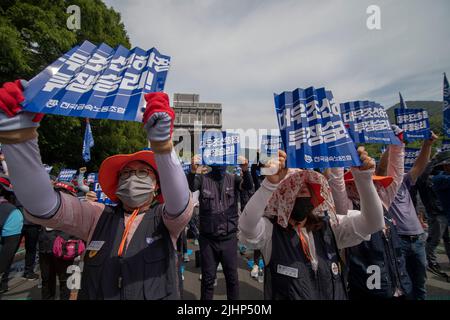 Geoje, Gyeongnam, Südkorea. 20.. Juli 2022. 20. Juli 2022-Geoje, Südkorea-über zehntausend koreanische Gewerkschaftsmitglieder der Metallarbeitergewerkschaft nehmen mit einem lauten Slogan an der Veranstaltung gegen die südkoreanische Regierung Teil, die vor der Werft Daewoo Shipbuilding Marine Engineering Okpo in Geoje, Südkorea, arbeitet. Streikende Subauftragsarbeiter bei Daewoo Shipbuilding & Marine Engineering Co. (DSME) haben die Unterschiede in den Lohnverhandlungen mit dem Management verringert, was die Möglichkeit eines Abkommens zur Beendigung des wochenlangen Streiks erhöht, sagten Quellen am Mittwoch. (Bild: © Ryu Seung-Il/ZUMA Press Wire) Stockfoto