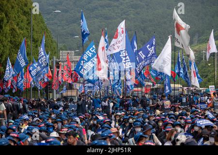 Geoje, Gyeongnam, Südkorea. 20.. Juli 2022. 20. Juli 2022-Geoje, Südkorea-über zehntausend koreanische Gewerkschaftsmitglieder der Metallarbeitergewerkschaft nehmen mit einem lauten Slogan an der Veranstaltung gegen die südkoreanische Regierung Teil, die vor der Werft Daewoo Shipbuilding Marine Engineering Okpo in Geoje, Südkorea, arbeitet. Streikende Subauftragsarbeiter bei Daewoo Shipbuilding & Marine Engineering Co. (DSME) haben die Unterschiede in den Lohnverhandlungen mit dem Management verringert, was die Möglichkeit eines Abkommens zur Beendigung des wochenlangen Streiks erhöht, sagten Quellen am Mittwoch. (Bild: © Ryu Seung-Il/ZUMA Press Wire) Stockfoto