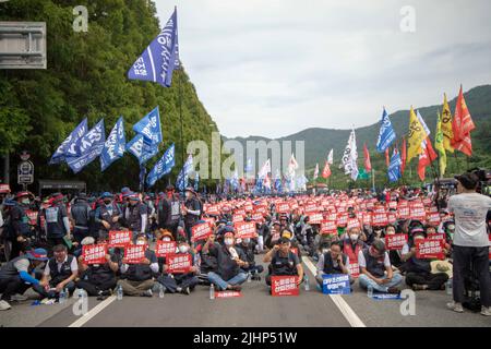 Geoje, Gyeongnam, Südkorea. 20.. Juli 2022. 20. Juli 2022-Geoje, Südkorea-über zehntausend koreanische Gewerkschaftsmitglieder der Metallarbeitergewerkschaft nehmen mit einem lauten Slogan an der Veranstaltung gegen die südkoreanische Regierung Teil, die vor der Werft Daewoo Shipbuilding Marine Engineering Okpo in Geoje, Südkorea, arbeitet. Streikende Subauftragsarbeiter bei Daewoo Shipbuilding & Marine Engineering Co. (DSME) haben die Unterschiede in den Lohnverhandlungen mit dem Management verringert, was die Möglichkeit eines Abkommens zur Beendigung des wochenlangen Streiks erhöht, sagten Quellen am Mittwoch. (Bild: © Ryu Seung-Il/ZUMA Press Wire) Stockfoto