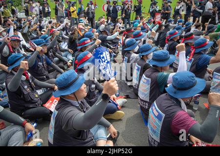 Geoje, Gyeongnam, Südkorea. 20.. Juli 2022. 20. Juli 2022-Geoje, Südkorea-über zehntausend koreanische Gewerkschaftsmitglieder der Metallarbeitergewerkschaft nehmen mit einem lauten Slogan an der Veranstaltung gegen die südkoreanische Regierung Teil, die vor der Werft Daewoo Shipbuilding Marine Engineering Okpo in Geoje, Südkorea, arbeitet. Streikende Subauftragsarbeiter bei Daewoo Shipbuilding & Marine Engineering Co. (DSME) haben die Unterschiede in den Lohnverhandlungen mit dem Management verringert, was die Möglichkeit eines Abkommens zur Beendigung des wochenlangen Streiks erhöht, sagten Quellen am Mittwoch. (Bild: © Ryu Seung-Il/ZUMA Press Wire) Stockfoto