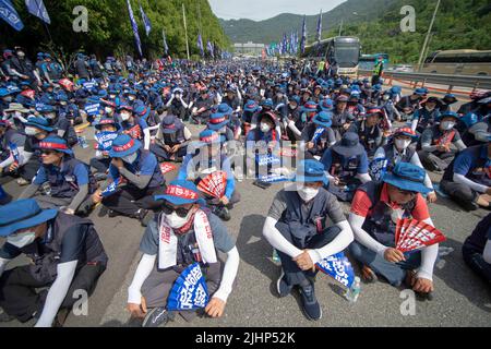 Geoje, Gyeongnam, Südkorea. 20.. Juli 2022. 20. Juli 2022-Geoje, Südkorea-über zehntausend koreanische Gewerkschaftsmitglieder der Metallarbeitergewerkschaft nehmen mit einem lauten Slogan an der Veranstaltung gegen die südkoreanische Regierung Teil, die vor der Werft Daewoo Shipbuilding Marine Engineering Okpo in Geoje, Südkorea, arbeitet. Streikende Subauftragsarbeiter bei Daewoo Shipbuilding & Marine Engineering Co. (DSME) haben die Unterschiede in den Lohnverhandlungen mit dem Management verringert, was die Möglichkeit eines Abkommens zur Beendigung des wochenlangen Streiks erhöht, sagten Quellen am Mittwoch. (Bild: © Ryu Seung-Il/ZUMA Press Wire) Stockfoto