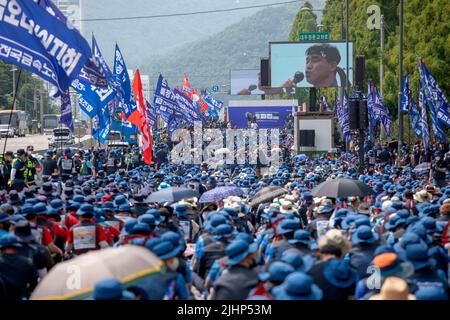 Geoje, Gyeongnam, Südkorea. 20.. Juli 2022. 20. Juli 2022-Geoje, Südkorea-über zehntausend koreanische Gewerkschaftsmitglieder der Metallarbeitergewerkschaft nehmen mit einem lauten Slogan an der Veranstaltung gegen die südkoreanische Regierung Teil, die vor der Werft Daewoo Shipbuilding Marine Engineering Okpo in Geoje, Südkorea, arbeitet. Streikende Subauftragsarbeiter bei Daewoo Shipbuilding & Marine Engineering Co. (DSME) haben die Unterschiede in den Lohnverhandlungen mit dem Management verringert, was die Möglichkeit eines Abkommens zur Beendigung des wochenlangen Streiks erhöht, sagten Quellen am Mittwoch. (Bild: © Ryu Seung-Il/ZUMA Press Wire) Stockfoto