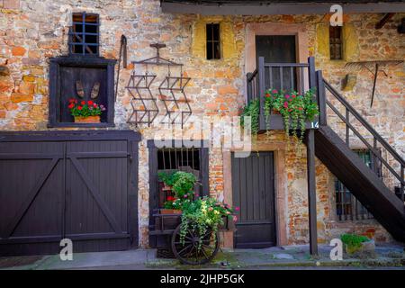 Hof des traditionellen elsässischen Hauses in der historischen Stadt Colmar, Elsass, Frankreich. Stockfoto