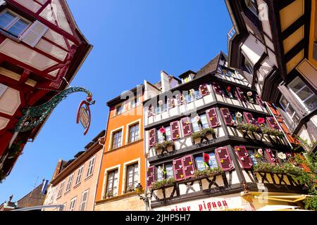 Bunte traditionelle elsässische Häuser an der Rue des Marchands in der historischen Stadt Colmar, Elsass, Frankreich. Stockfoto