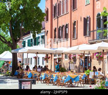 Venedig, Italien - 8. Mai 2014: Eines der vielen Cafés in den Straßen von Venedig Stockfoto