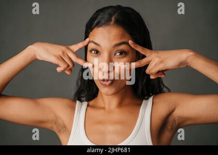 Nahaufnahme einer multiethnischen Frau, die mit beiden Händen das Friedenszeichen macht Stockfoto