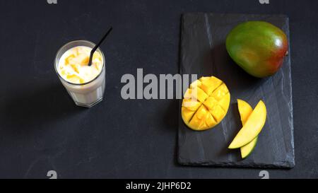 Klassische indische Küche. Der Lassi Drink ist ein Mango-Milchshake. Kalt in der Hitze serviert, löscht es Ihren Durst. Stockfoto