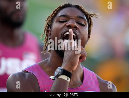 Eugene, USA. 19.. Juli 2022. Noah Lyles aus den Vereinigten Staaten feiert während des Halbfinales der Männer 200m bei den Leichtathletik-Weltmeisterschaften Oregon22 in Eugene, Oregon, USA, 19. Juli 2022. Quelle: Wang Ying/Xinhua/Alamy Live News Stockfoto