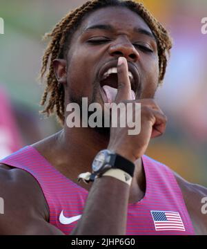 Eugene, USA. 19.. Juli 2022. Noah Lyles aus den Vereinigten Staaten feiert während des Halbfinales der Männer 200m bei den Leichtathletik-Weltmeisterschaften Oregon22 in Eugene, Oregon, USA, 19. Juli 2022. Quelle: Wang Ying/Xinhua/Alamy Live News Stockfoto