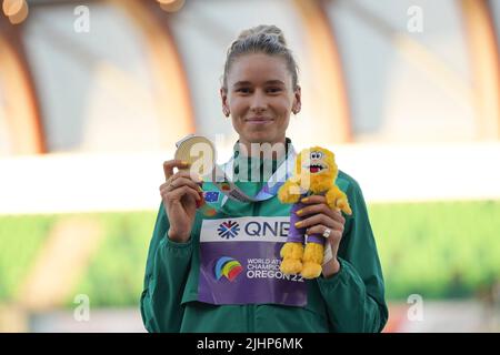 Eugene, USA. 19.. Juli 2022. Die Goldmedaillengewinnerin Eleanor Patterson aus Australien posiert für Fotos während der Hochsprung-Siegerehrung der Frauen bei den Leichtathletik-Weltmeisterschaften Oregon22 in Eugene, Oregon, USA, 19. Juli 2022. Quelle: Wang Ying/Xinhua/Alamy Live News Stockfoto