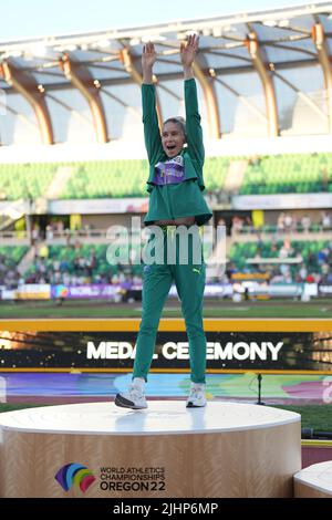 Eugene, USA. 19.. Juli 2022. Die australische Goldmedaillengewinnerin Eleanor Patterson feiert während der Hochsprung-Siegerehrung der Frauen bei den Leichtathletik-Weltmeisterschaften Oregon22 in Eugene, Oregon, USA, am 19. Juli 2022. Quelle: Wang Ying/Xinhua/Alamy Live News Stockfoto