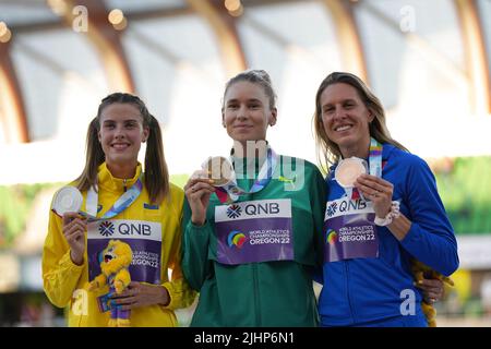 Eugene, USA. 19.. Juli 2022. Die Goldmedaillengewinnerin Eleanor Patterson (C) aus Australien, die Silbermedaillengewinnerin Yaroslava Mahuchikh (L) aus der Ukraine und die Bronzemedaillengewinnerin Elena Vallortigara aus Italien nehmen an der Hochsprung-Siegerehrung der Frauen bei den Leichtathletik-Weltmeisterschaften Oregon22 in Eugene, Oregon, USA, am 19. Juli 2022 Teil. Quelle: Wang Ying/Xinhua/Alamy Live News Stockfoto