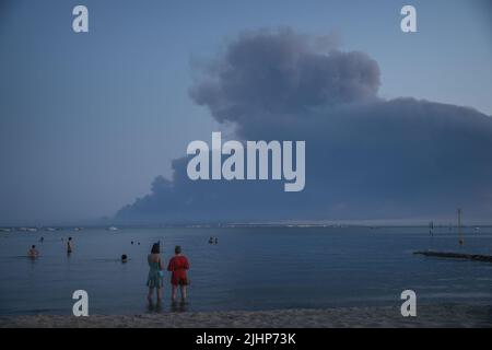 Les Flots Bleus campsitesouth, Frankreich, 19. Juli 2022, Smoke erhebt sich am 19. Juli 2022 von einem Strand in Andernos-les-Bains im Südwesten Frankreichs aus gesehen über einem Wald. Im Département Gironde im Südwesten Frankreichs brennen seit einer Woche zwei Waldbrände, und insgesamt wurden 37.000 Menschen aus der Region evakuiert. Eines der Feuer hat die Küste der Dune du Pilat erreicht, Europas höchste Sanddüne, die auch ein beliebter Ort zum Campen ist. Mindestens fünf Campingplätze in der Nähe der Düne werden laut dem örtlichen Präfekten „zu 90 Prozent zerstört“. Foto von Clement Viala/infobassin.com/ABACAPRESS. Stockfoto