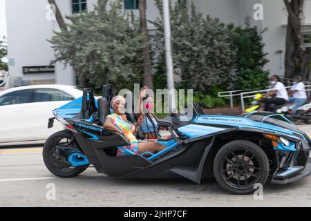 Miami Beach, Florida USA - 19. März 2021: Blaue polaris-Schleuder mit Fahrer, Seitenansicht. Stockfoto