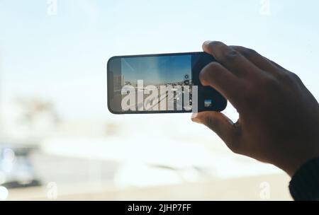 Afroamerikanischer Geschäftsmann, der in der Stadt ein Handy benutzt. Afroamerikanischer Geschäftsmann, der in der Stadt ein Handy benutzt. Stockfoto