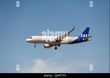 17.07.2022, Berlin, Deutschland, Europa - Ein Passagierflugzeug des Typs SAS Connect Airbus A320 Neo nähert sich dem Flughafen Berlin Brandenburg zur Landung an. Stockfoto