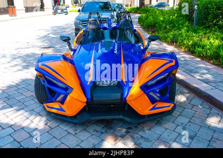 Miami Beach, Florida USA - 15. April 2021: Blauorange polaris-Schleuder, Vorderansicht hoch angesetzt. Stockfoto