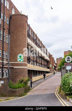 The Kingswood Flats , Kingswood Street Brighton , England Großbritannien - Kingswood Flats, erbaut 1938, benannt nach Sir Kingsley Wood Minister of Health, verantwortlich für die nationale Slum Clearance Policy Photographie von Simon Dack Stockfoto