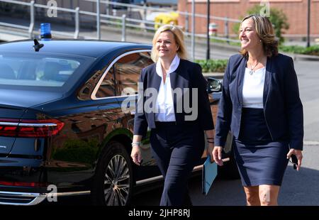 20. Juli 2022, Berlin: Nancy Faeser (l, SPD), Bundesministerin für Inneres und Heimat, besucht das Gemeinsame Zentrum für Terrorismusbekämpfung (GTAZ) in Berlin-Treptow, wo sie von Martina Link, Vizepräsidentin des Bundeskriminalamtes (BKA), begrüßt wird. Die GTAZ ist die zentrale Kooperationsplattform zur Bekämpfung des internationalen, religiös motivierten Terrorismus. Neben dem Bundeskriminalamt, dem Bundesamt für Verfassungsschutz, dem Bundesnachmittädienst und dem Bundesamt für Migration und Flüchtlinge sind rund 40 Bundes- und Landesbehörden zu nennen Stockfoto