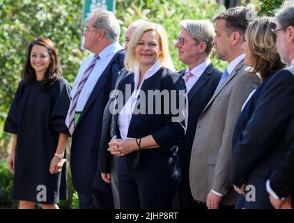 20. Juli 2022, Berlin: Nancy Faeser (M, SPD), Bundesministerin für Inneres und Heimat, besucht das Joint Counterterror Center (GTAZ) in Berlin-Treptow und steht für ein Gruppenfoto mit Mitarbeitern. Die GTAZ ist die zentrale Kooperationsplattform zur Bekämpfung des internationalen, religiös motivierten Terrorismus. Neben dem Bundeskriminalamt, dem Bundesamt für Verfassungsschutz, dem Bundesnachmittädienst und dem Bundesamt für Migration und Flüchtlinge sind rund 40 Bundes- und Landesbehörden am Informationsaustausch beteiligt. Das Hauptziel Stockfoto