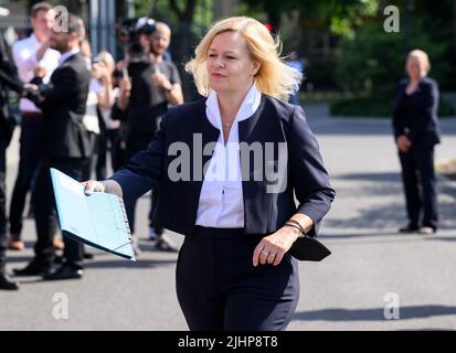 20. Juli 2022, Berlin: Nancy Faeser (SPD), Bundesministerin für Inneres und Inneres, besucht das Gemeinsame Zentrum für Terrorismusbekämpfung (GTAZ) in Berlin-Treptow. Die GTAZ ist die zentrale Kooperationsplattform zur Bekämpfung des internationalen, religiös motivierten Terrorismus. Neben dem Bundeskriminalamt, dem Bundesamt für Verfassungsschutz, dem Bundesnachmittädienst und dem Bundesamt für Migration und Flüchtlinge sind rund 40 Bundes- und Landesbehörden am Informationsaustausch beteiligt. Das Hauptziel besteht darin, potenzielle Bedrohungen an einem e zu identifizieren Stockfoto