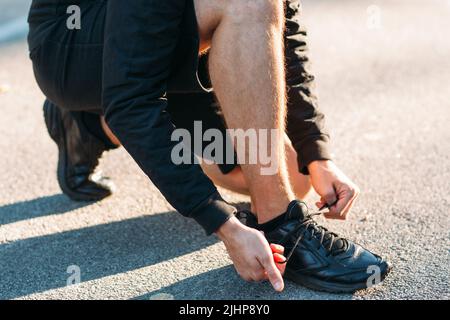 Schnürsenkel binden Nahaufnahme Stockfoto