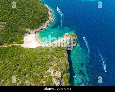 Luftaufnahme des Strandes von Dimitri Eliodoro, auf der Insel Korfu. Griechenland. Schließen Sie den einzigartigen Doppelstrand von Limni. Kerkyra Stockfoto