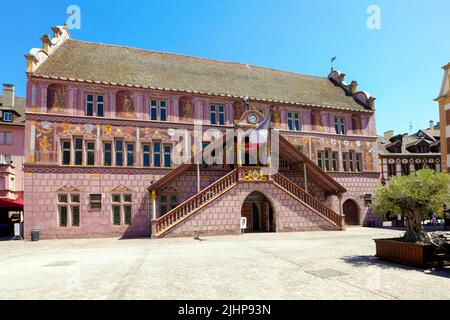 Ehemaliges Rathaus in Mulhouse, Elsass, Frankreich. Seine façade wurde 1698 von Jean Gabriel in einer visuellen Illusion dekoriert, die allegorische Figuren darstellt. Stockfoto