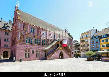 Ehemaliges Rathaus in Mulhouse, Elsass, Frankreich. Seine façade wurde 1698 von Jean Gabriel in einer visuellen Illusion dekoriert, die allegorische Figuren darstellt. Stockfoto