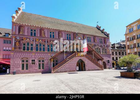 Ehemaliges Rathaus in Mulhouse, Elsass, Frankreich. Seine façade wurde 1698 von Jean Gabriel in einer visuellen Illusion dekoriert, die allegorische Figuren darstellt. Stockfoto