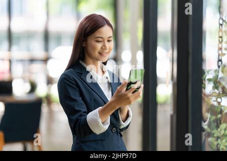 Business Woman schließt KYC mit einem Online-Banking-Programm ab, um ein digitales Sparkonto zu eröffnen. Die Definition von Cyber-Sicherheit. Stockfoto