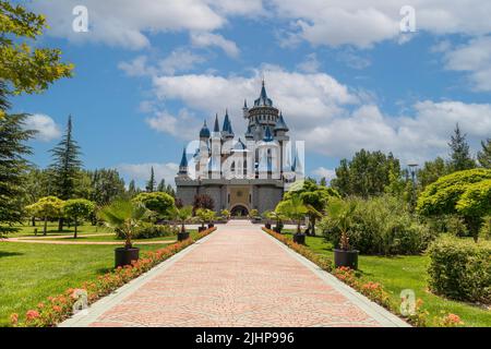 Eskisehir, Türkei - 06. Juli 2022: Sazova Park in Eskisehir, Türkei. (Wissenschafts-, Kunst- und Kulturpark) Märchenschloss Stockfoto